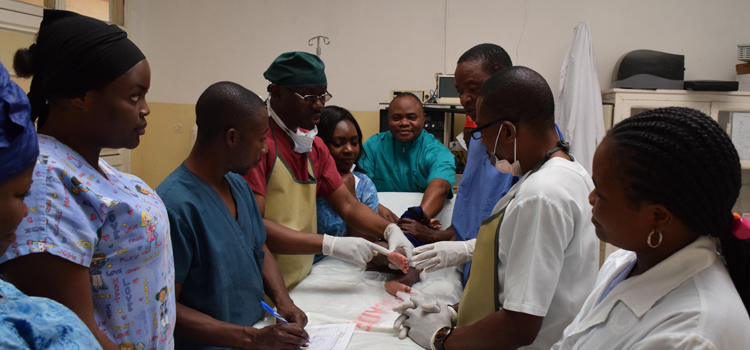 HÃ´pital Tertiaire HEAL Africa : MÃ©decins et Infirmiers en orthopÃ©die formÃ©s sur le counseling et le traitement de pieds-bots varus-equin (PBVE) selon la mÃ©thode de PONSETI