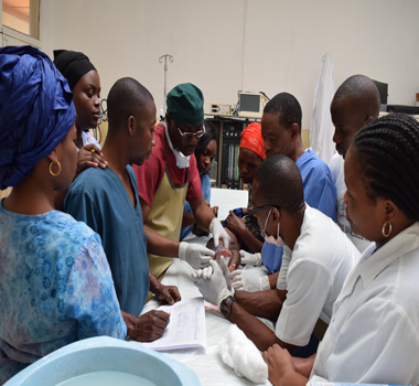 HÃ´pital Tertiaire HEAL Africa : MÃ©decins et Infirmiers en orthopÃ©die formÃ©s sur le counseling et le traitement de pieds-bots varus-equin (PBVE) selon la mÃ©thode de PONSETI