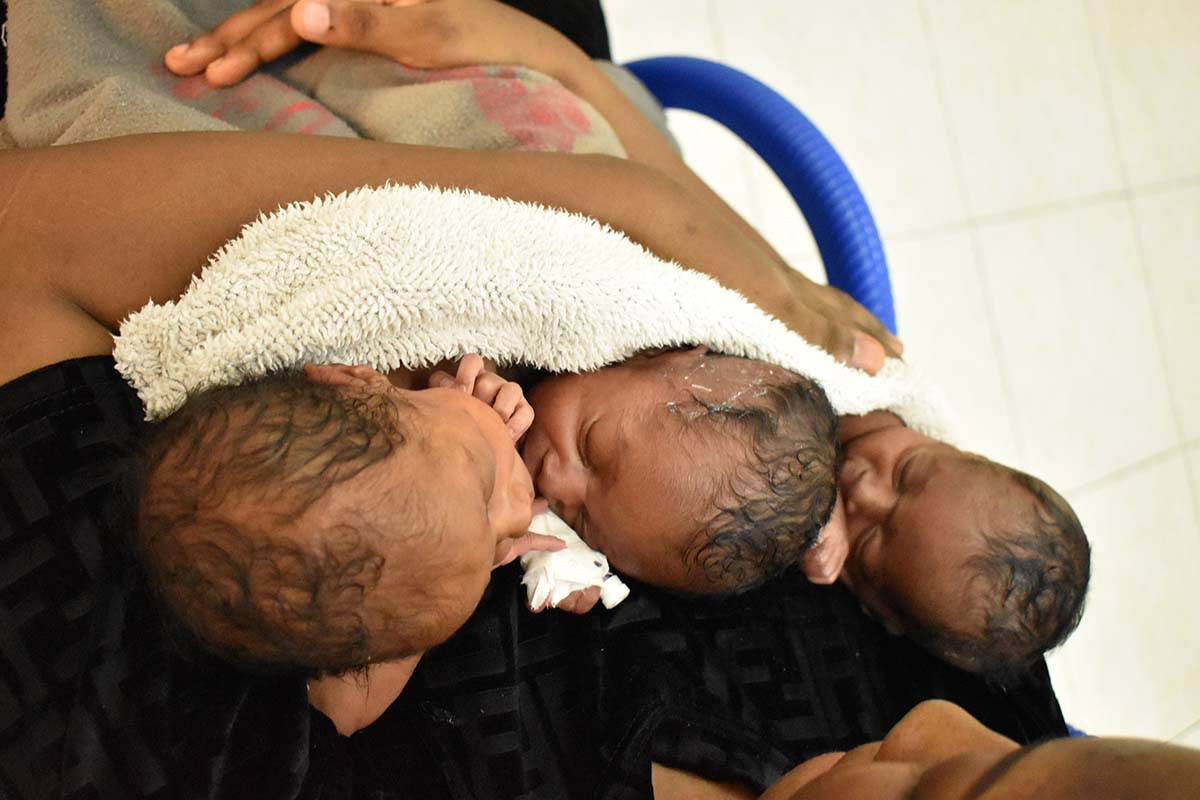 Nés prématurément à l’Hôpital HEAL Africa, nos triplés sont prêts à rentrer chez eux