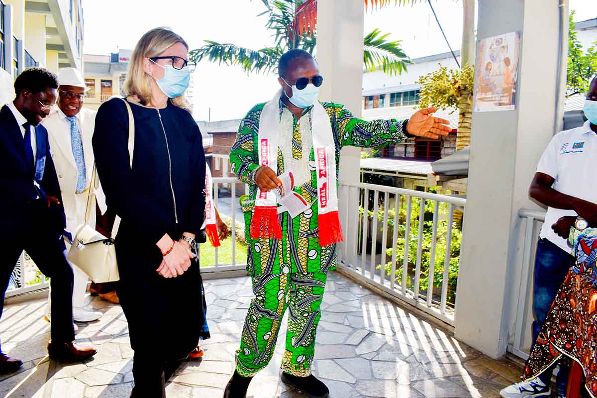 Anna Bjevde, Vice-présidente de la Banque Mondiale, visite HEAL Africa et encourage les efforts fournis.