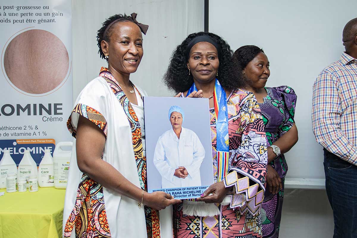 Quand les infirmier(e)s sont outillé(e)s, des vies sont sauvées : HEAL Africa célèbre la Journée Internationale des Infirmier(e)s 2026