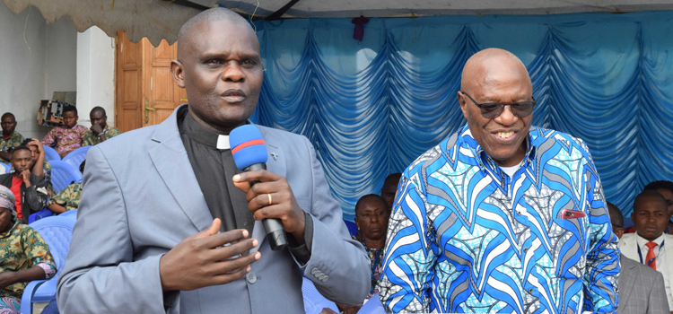 Rév. Honore BUNDUKI et Jo LUSSI