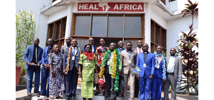 Photo de famille après remise des certificats aux laurÃ©ats